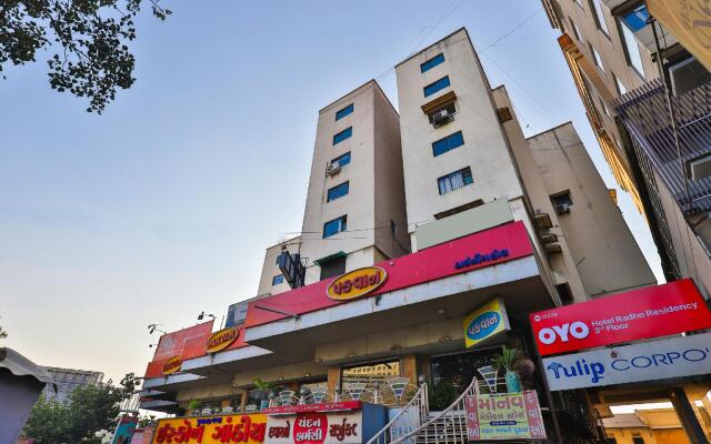 Capital O 15229 Hotel Radhe Residency