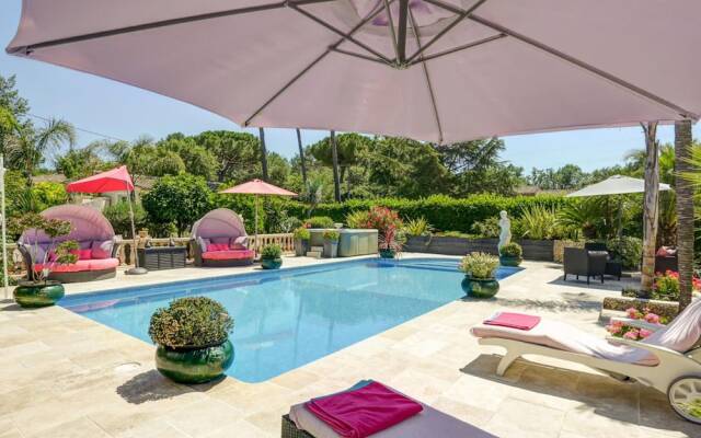 Lavish Villa in Mouans-sartoux With Sauna