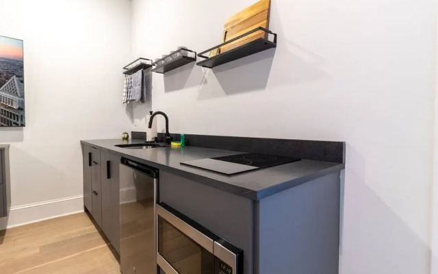 Glamorous Lux Studio - Unit 7