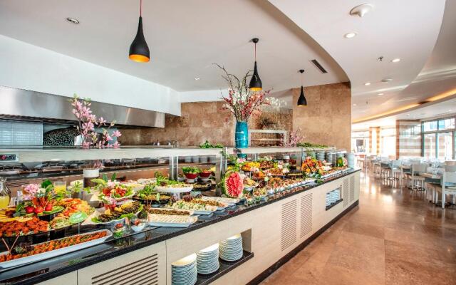 Charisma De Luxe Hotel