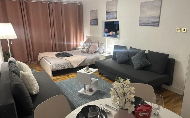 Private Family Flat Near Paddington and Royal Oak