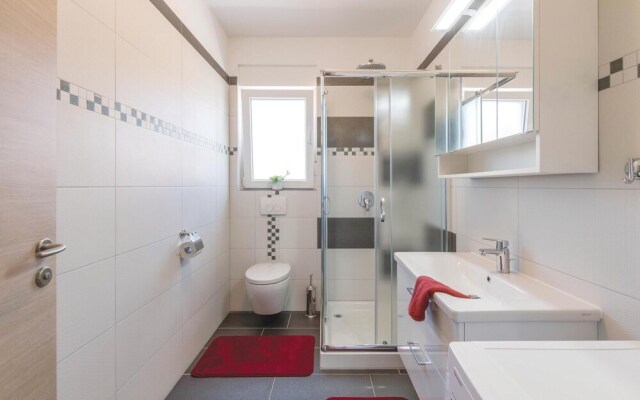 Nice Home in Liznjan With Wifi and 3 Bedrooms