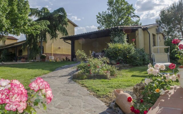 Cozy Holiday Home in Castiglion Fiorentino with Jacuzzi