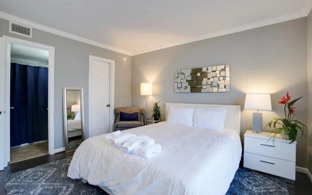 Creative & Cool 2br/2ba West Apt Home