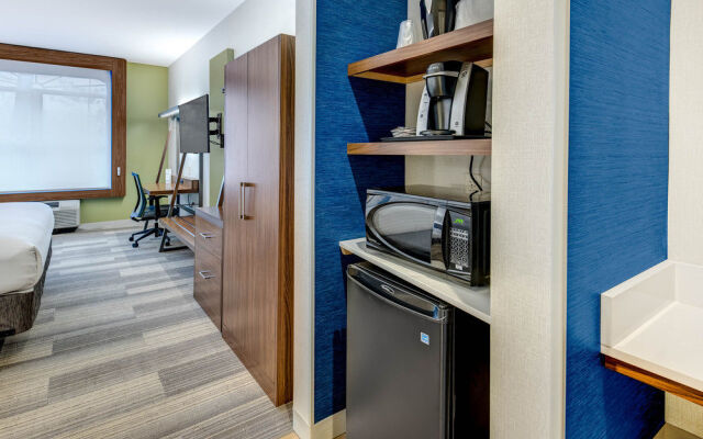 Holiday Inn Express & Suites Woodbridge