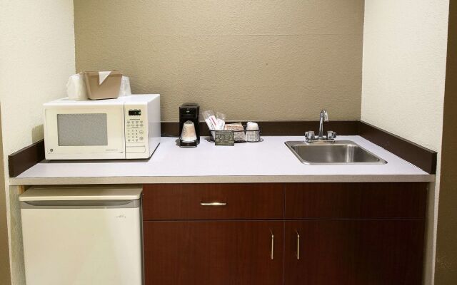 Red Roof Inn & Suites Omaha - Council Bluffs