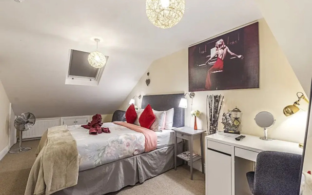 Greyhound Road Rooms