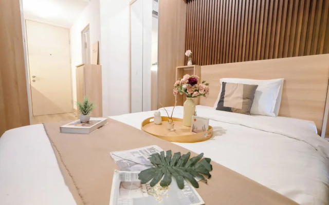 Minimalist Warm Wood Studio At Tokyo Riverside Pik 2 Apartment – Guest Rooms – Jakarta