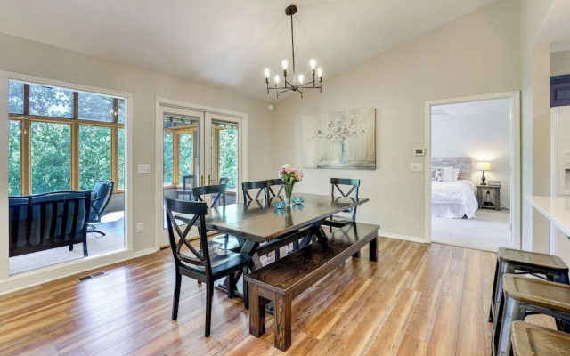 The Bella Vista Lakeside Treehouse: Dock & Kayaks!