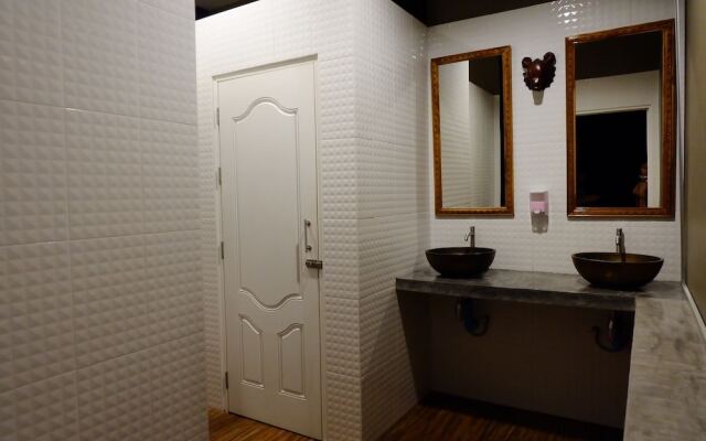 Bloom Cafe & Hostel Lipe