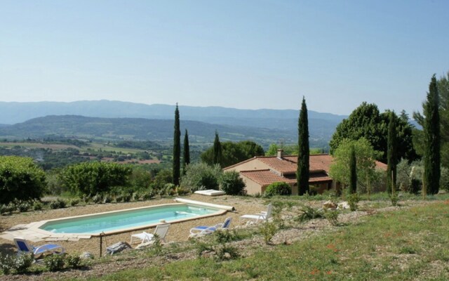 Lovely Holiday Home in Saint-saturnin-lès-apt With Pool