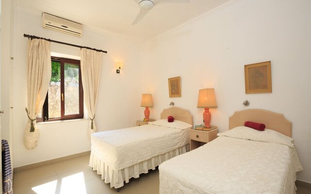 Villa Quietude, beach front villa with a pool