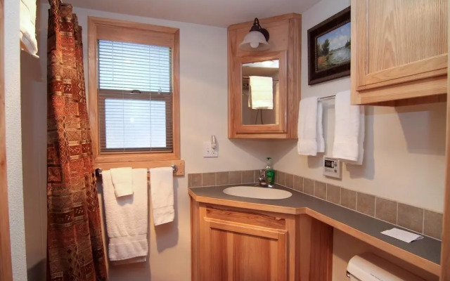 #39 & #40 Hyatt Lake Compound - Sleeps 12