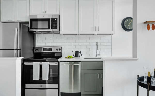 Lyric Chic 1BR Gym Downtown