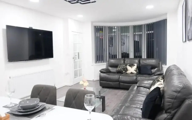Manchester - 3 Bedroom House - Sleeps 5 - Etihcity