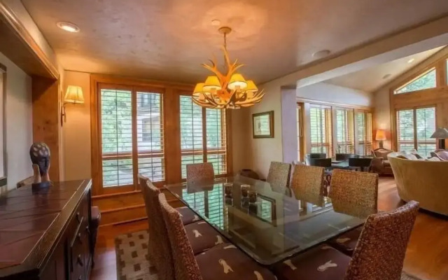 Northwoods Luxury Condo Close to Chairlift by RedAwning