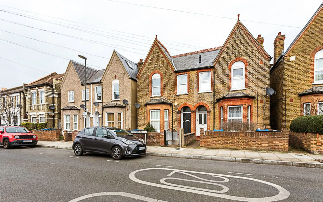 Modern and Spacious Colliers Wood Home