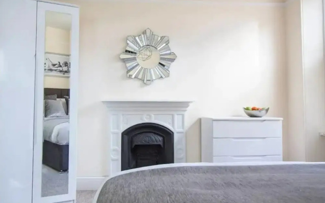 Lux Blu - Station Road