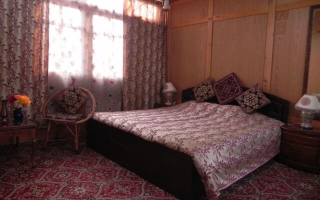 Shabrose Heritage Houseboats