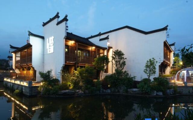Zhenhu Homestay (Jiandemeicheng Ancient Town)