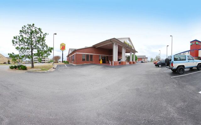 Super 8 Motel - Tulsa Downtown East