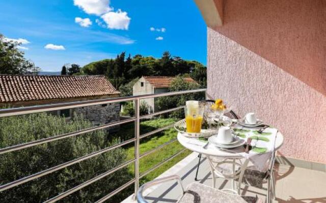 Apartment and Rooms Santini