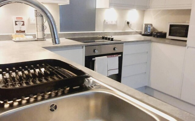 1braptmt W/king BED 4guests Embankmnt Parkg Wifi