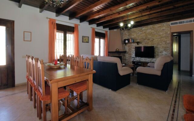 Spacious Villa in Sayalonga with Jacuzzi