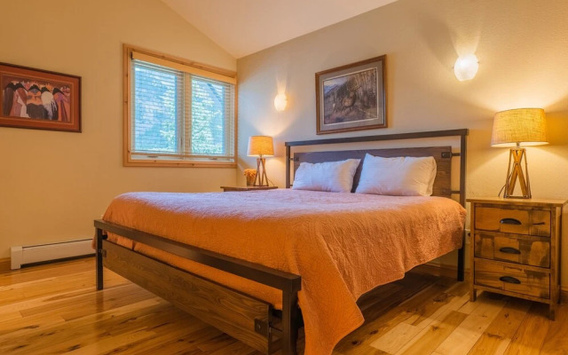 Private Home With A Beautiful Mountain Vista - Woods24 by RedAwning