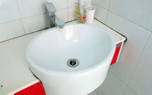 99 Xinyi Hotel (Shanghai Jiuxin Highway Shop)