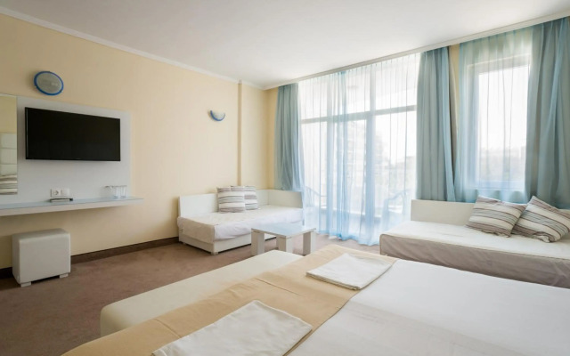 Perla Beach Hotel III