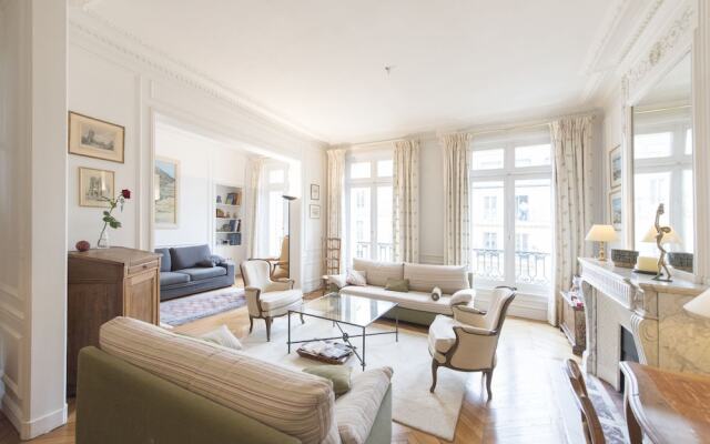 Elegance near Batignolles