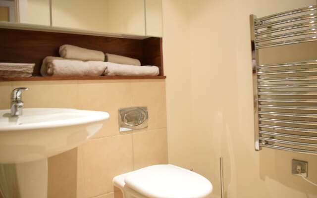 Modern 2 Bedroom Apartment Near Chelsea Harbour With Balcony