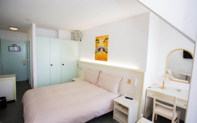 Hotel Du Port – Guest Rooms – Villeneuve