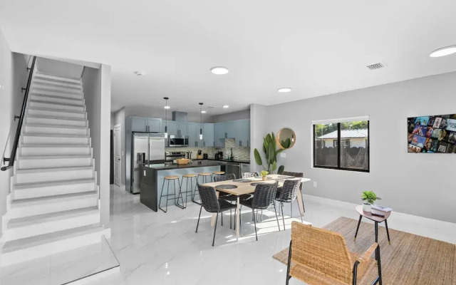 Modern 4-BR House with Free Parking