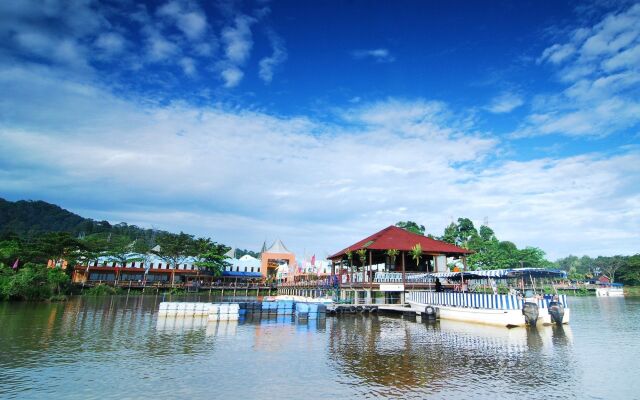 Bukit Merah Laketown Resort