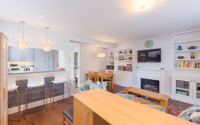 Attractive Apartment With Private Patio in Fashionable Fulham by Underthedoormat