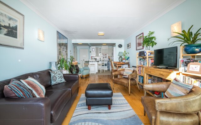 Delightful Wapping Home with Stunning River Views