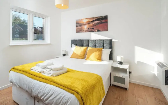 Spacious 1 Bedroom Apartment w/ Parking in Crawley