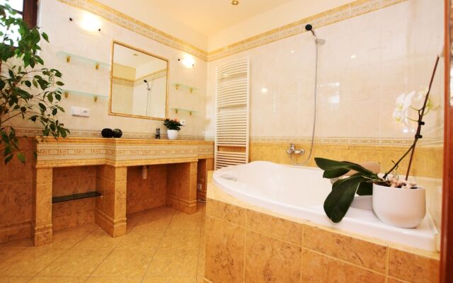 City Garden Apartments & Wellness