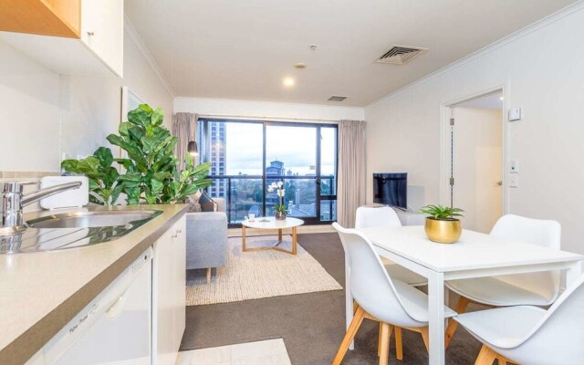 Lovely City Apartment with Pool & Gym