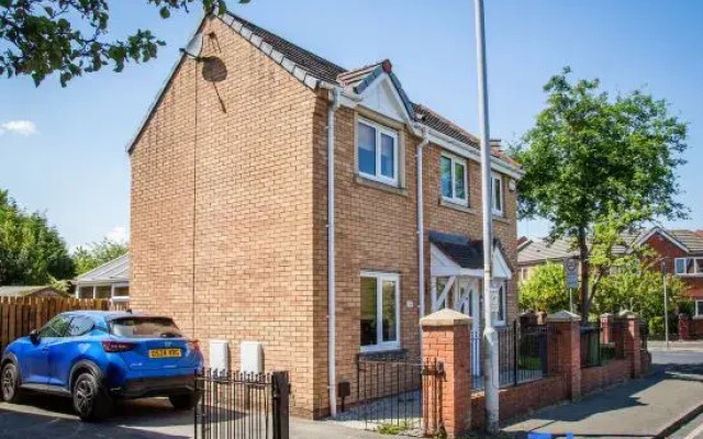 Comfy 3-Bed City Home • Parking • Near Deansgate
