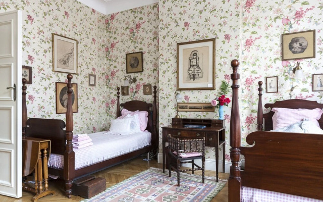 Large Twin Room Street View Shared Bathroom