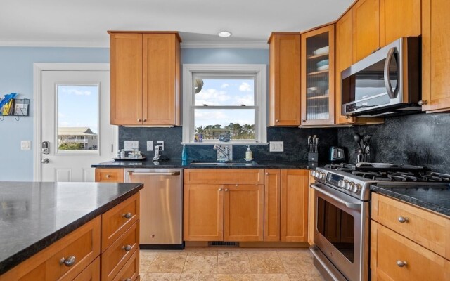 Downeast Retreat 4 Bedroom Home by RedAwning