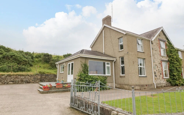 Dinas Farmhouse Annex