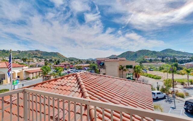 Holiday Inn Express Hotel & Suites Lake Elsinore