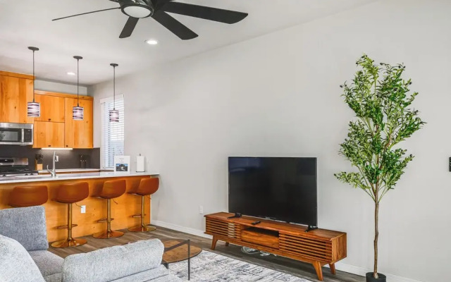 Pets Welcome: Newly Built Abode in Canyon!