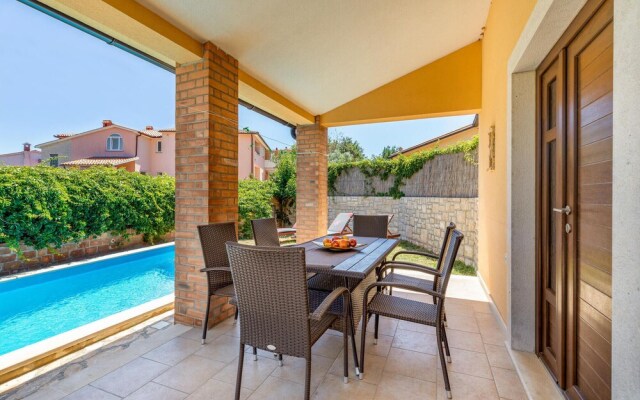 Beautiful Home in Liznjan With Wifi and 2 Bedrooms