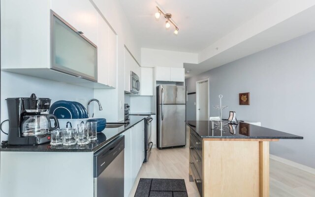Panoramic Lakeview in a Luxury Downtown Oasis