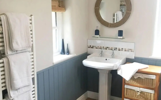 5-bed Home - Sleeps 12, Pool, Garden & Play Area